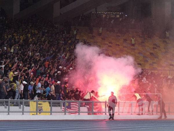 Terdapat segelintir penyokong membaling suar ke arah tempat duduk penonton. - Foto Sinar Harian ZAHID IZZANI