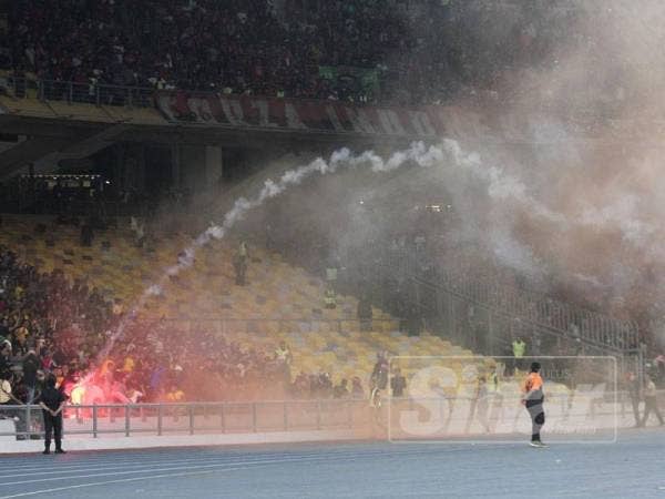 Terdapat segelintir penyokong membaling suar ke arah tempat duduk penonton. - Foto Sinar Harian ZAHID IZZANI