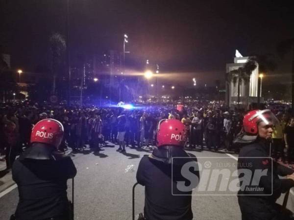 Tindakan pihak berkuasa berjaya menenangkan keadaan dan meminta penyokong Malaysia supaya bersurai. - Foto Sinar Harian ZAHID IZZANI