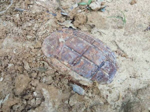 Bom tangan lama yang dijumpai di belakang rumah penduduk di Jerantut Feri semalam.