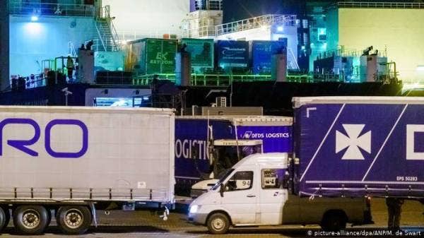 Seramai 25 migran ditemui dalam kontena sejuk beku sebuah kapal yang dalam perjalanan menuju ke Britain dari Belanda. -FOTO: AFP