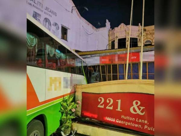 Bas yang dipandu mangsa terbabas sebelum merempuh dinding kedai.