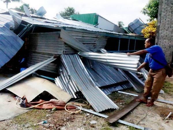 Kejadian puting beliung banyak memusnahkan kediaman penduduk. - Foto fail Bernama
