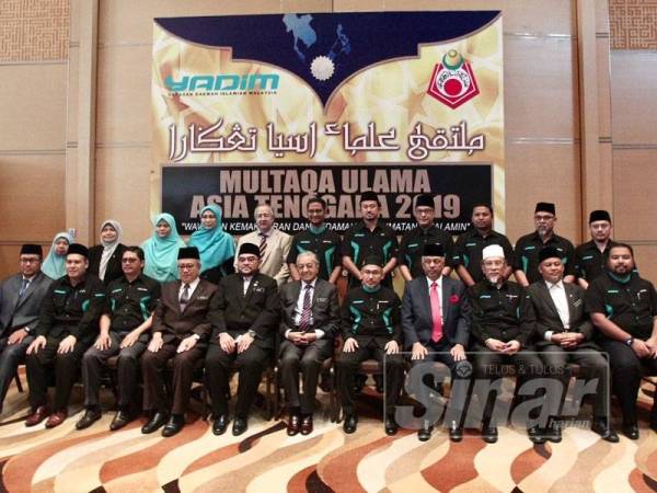 Dr Mahathir (duduk, tengah) bersama Mujahid (duduk, lima dari kiri) dan Nik Omar (duduk, lima dari kanan) bersama para delegasi Multaqa Ulama Asia Tenggara 2019. - FOTO ZAHID IZZANI