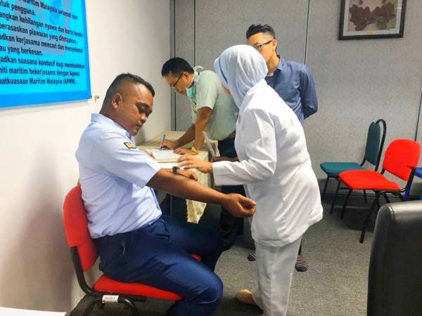 Anggota APMM Tok Bali menjalani pemeriksaan lanjut dengan pegawai perubatan.