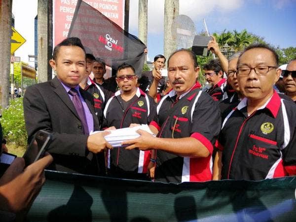 Pengerusi Pro 98 Reformis Perak, Ahmad Shahrani Abdul Khalid menyerahkan salinan memorandum kepada Pegawai Khas 2 Menteri Besar Perak, Mohd Jaffrey Mohd Zainol.
