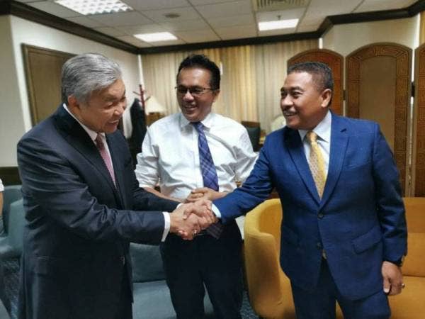 Selaku ‘abang sulung’, Datuk Seri Dr Ahmad Zahid Hamidi segera bertindak menyelesaikan salah faham yang timbul antara kedua-dua ahli Parlimen tersebut. - Foto Media UMNO