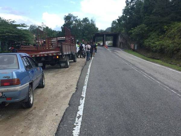 Lokasi kejadian yang meragut nyawa seorang posmen tengah hari tadi. - Gambar ihsan pembaca