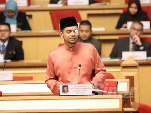 Hasnul Zulkarnain menutup sebelah mata sebagai tanda solidariti.