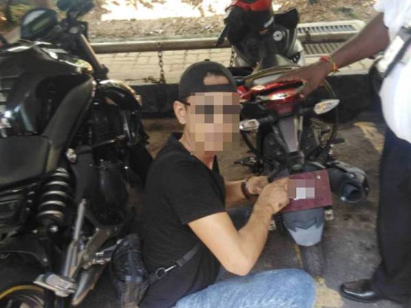 Lelaki berkenaan kantoi apabila dirakam ketika mencuri motosikal.
