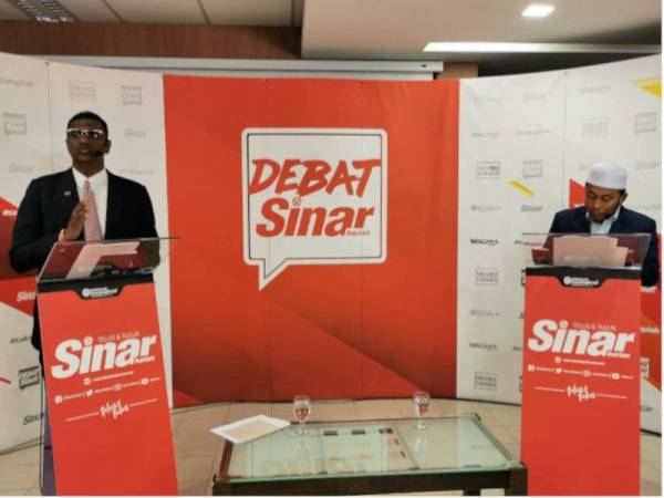 Rayer (kiri) ketika Debat Sinar Harian yang membawa tajuk ‘Malaysia Baharu: Pemimpin Tak Amal Politik Matang?’ di Dewan WUI, Kompleks Kumpulan Media Karangkraf di sini malam tadi. - Foto: Sinar Harian