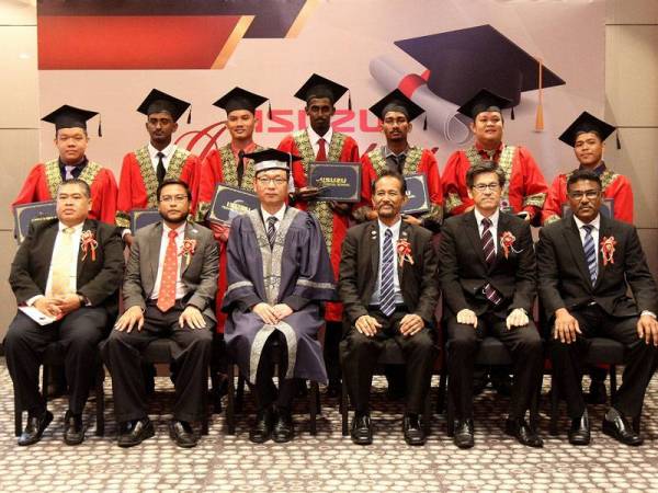 Koji Nakamura (duduk, tiga dari kiri) bersama para graduan ITS yang diraikan pada Istiadat Konvokesyen ke-4 ITS di Subang Jaya kelmarin.