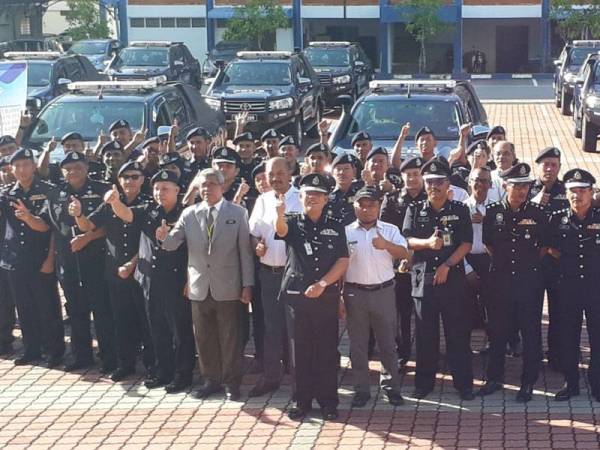 Muhammad Azlee (tengah, depan) bergambar bersama pegawai-pegawai kanan dan wakil pembekal kenderaan Toyota Hilux selepas majlis penyerahan di IPK Kedah hari ini.