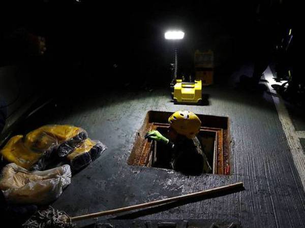 Seorang anggota penyelamat memasuki saluran pembentung bagi mencari penunjuk perasaan antikerajaan yang cuba melarikan diri dari PolyU. - Foto: Reuters