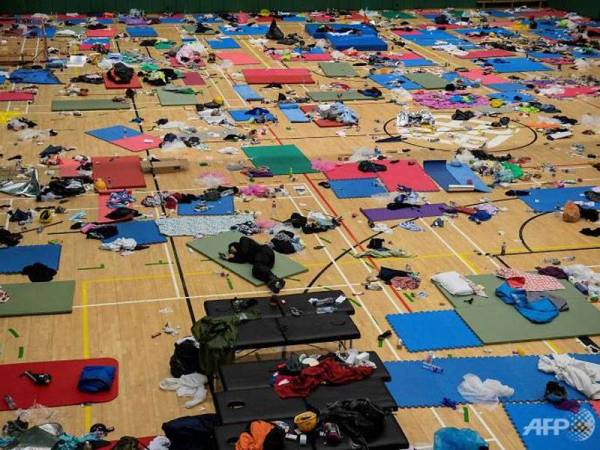 Penunjuk perasaan tidur di dalam gimnasium di kampus PolyU susulan pertempuran dengan pihak polis. - Foto: AFP