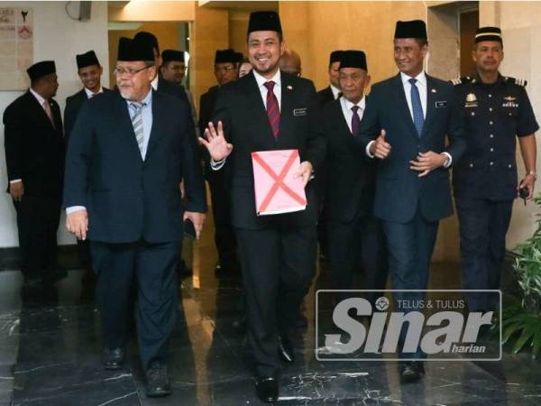 Sahruddin (tengah) ketika membawa embargo belanjawan negeri di sini hari ini.