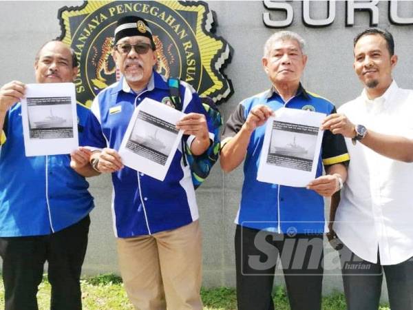 Mohamad Imran menunjukkan ringkasan laporan projek LCS selepas membuat laporan kepada SPRM di Ibu Pejabat SPRM hari ini.