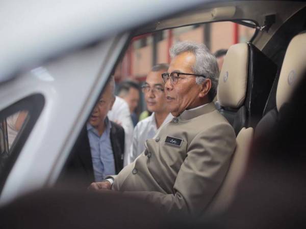 Redzuan tidak melepaskan peluang untuk masuk dan merasai pengalaman berada dalam kereta terbang. Foto: Ihsan Kementerian Pembangunan Usahawan (MED)