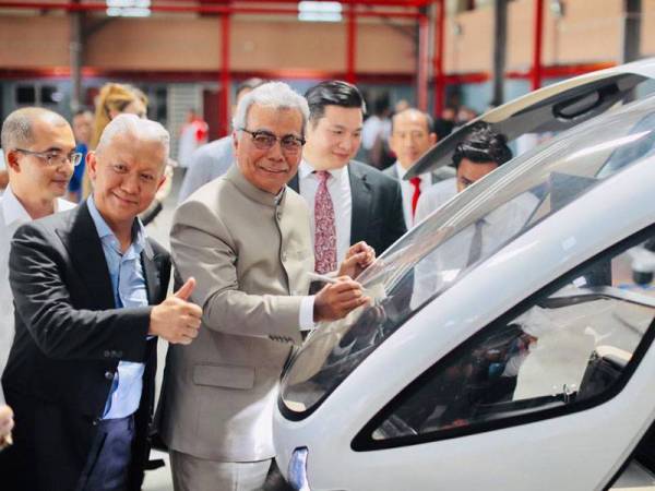 Redzuan (dua, kiri) membuat tinjauan kereta terbang di Subang bagi melihat dengan lebih dekat kemampuan usahawan. Foto: Ihsan Kementerian Pembangunan Usahawan (MED)