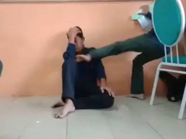 Mangsa turut disepak pada muka sebelum membalas semula pukulan itu.