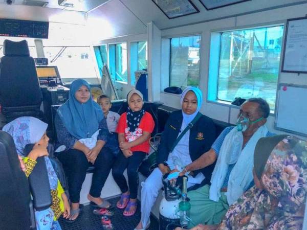 APMM Kelantan melakukan pelayaran ihsan membawa seorang warga emas dan bayi dari Pulau Perhentian untuk menjalani rawatan segera di Klinik Kesihatan Besut. - Foto: APMM Kelantan