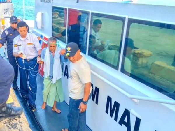 Anggota APMM Kelantan membantu pesakit sebelum dibawa ke klinik. - Foto: APMM Kelantan