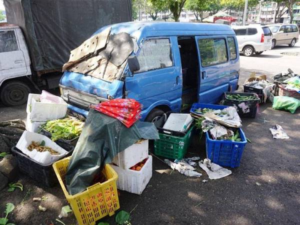 Van yang ditarik sementara barangan jualan milik warga asing yang disita semasa Operasi Khas Bersepadu DBKL semalam. - Foto DBKL