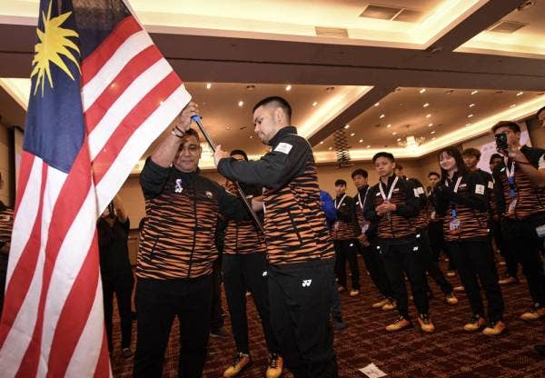 Ketua Kontinjen negara ke Sukan SEA Manila 2019, Datuk Megat Zulkarnain Omardin menyerahkan Jalur Gemilang kepada pembawa bendera yang juga atlet tenpin boling negara, Rafiq Ismail pada majlis penyerahan Jalur Gemilang Kontinjen Sukan SEA 2019 ke Manila hari ini. - Foto: Bernama