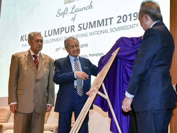 Dr Mahathir yang juga Pengerusi Sidang Kemuncak Kuala Lumpur 2019 merasmikan prapelancaran sidang kemuncak itu di Yayasan Kepimpinan Perdana hari ini. - Foto Bernama