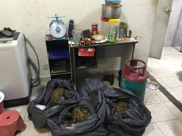 Peralatan memproses air ketum dirampas. - Foto Ihsan IPD Gombak