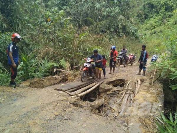 Hujan lebat yang berlarutan di kawasan pedalaman menyebabkan laluan utama mereka rosak.