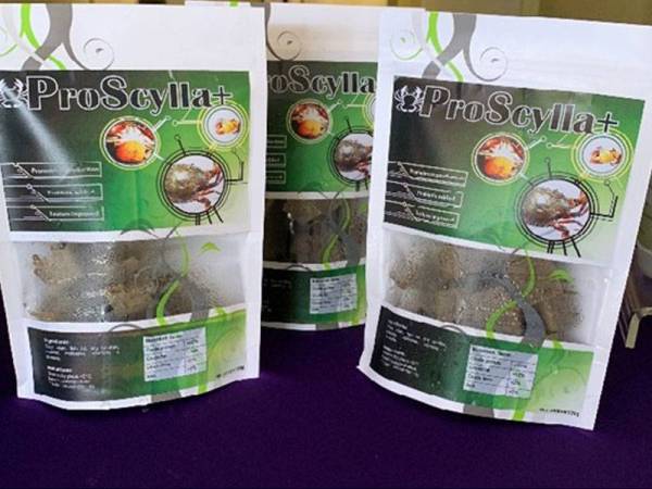 Makanan formulasi yang dihasilkan AKUATROP, UMT bagi menghasilkan induk ketam bakau yang berkualiti tinggi.