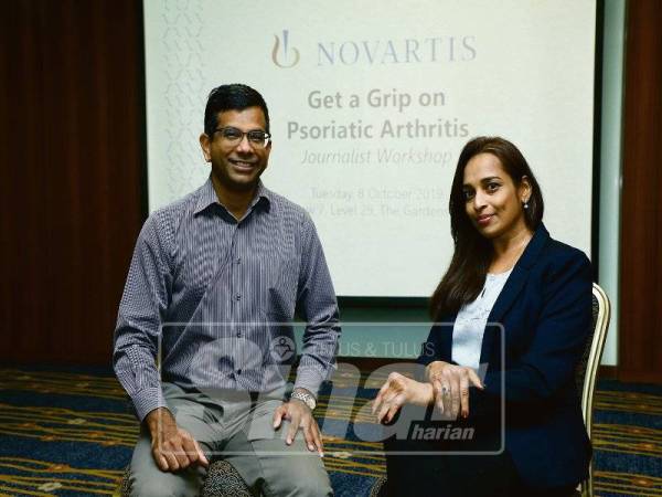 DR SARGUNAN bersama Miss Amazing Malaysia 2019 yang juga pesakit artritis psoriatik, Sofia Lovi Ramasamy, di bengkel Novartis bertujuan mendidik orang ramai tentang penyakit berkenaan.  