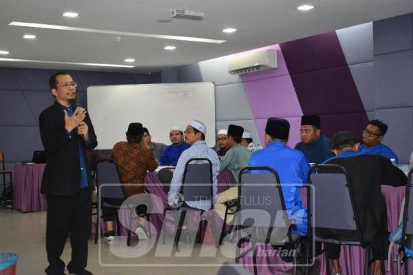 FAZRUL memberi pengisian program 'Associate Trainers #QuranHour'.