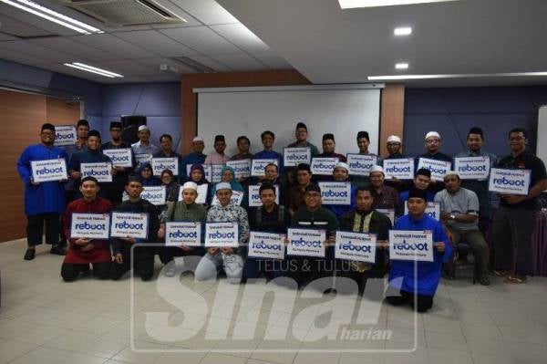 MARHAINI (duduk, empat dari kiri), Fazrul (duduk, lima dari kiri) bersama 'team' WUIF dam [eserta 'Associate Trainers #QuranHour' yang diadakan di Shah Alam baru-baru ini.