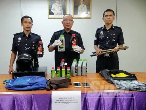 Omar menunjukkan antara barangan kes yang ditemui.