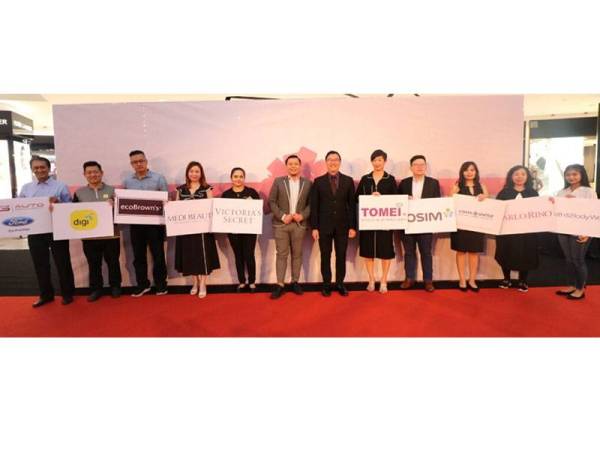 Mr Ken Chin (enam dari kiri), Mr Alexius Liew (tujuh dari kiri) bersama semua rakan kerjasama untuk kempen Royal Escapade 2.0.