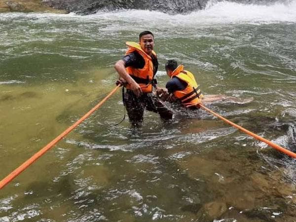 Anggota bomba melakukan pencarian di kawasan air terjun Lata Bukit Hijau, Kulim, di sini hari ini. Foto: JBPM Kedah