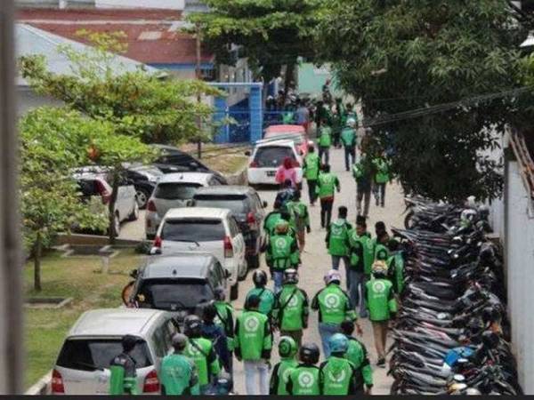 Sekumpulan pemandu perkhidmatan e-hailing (Gojek) melarikan jenazah anak rakannya dari Rumah Sakit Doktor Muhammad Djamil Padang, Sumatera Barat, Indonesia.