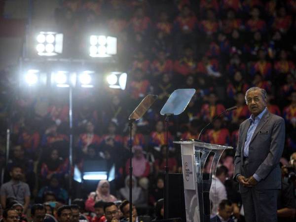 erdana Menteri Tun Dr Mahathir Mohamad ketika menyampaikan ucaptama sempena Konvensyen Alumni Malaysia Future Leaders School (MFLS) di Dewan Canselor Tun Abdul Razak (DECTAR), Universiti Kebangsaan Malaysia hari ini. - Foto Bernama
