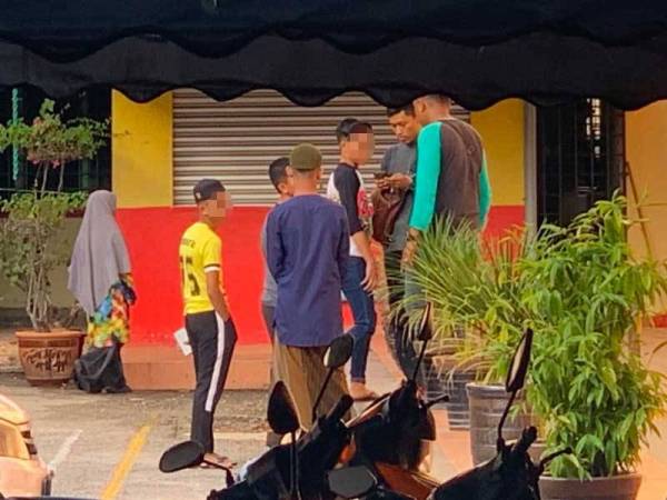 Empat pelajar yang dikenal pasti terlibat dalam video merosakkan kerusi di sebuah sekolah semalam.