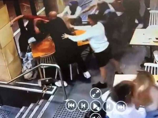 Rakaman kamera keselamatan menunjukkan suspek menyerang mangsa yang sedang berbual bersama rakan-rakannya di sebuah kafe.
