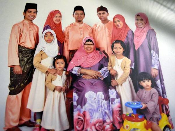 Dr Norimah bersama keluarganya. - Foto Bernama