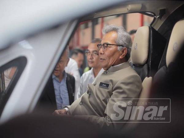 Redzuan tidak melepaskan peluang untuk masuk dan merasai pengalaman berada dalam kereta terbang di Subang baru-baru ini.
