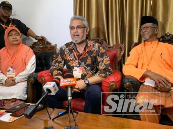 Khalid (tengah) semasa sidang akhbar di sini tadi.