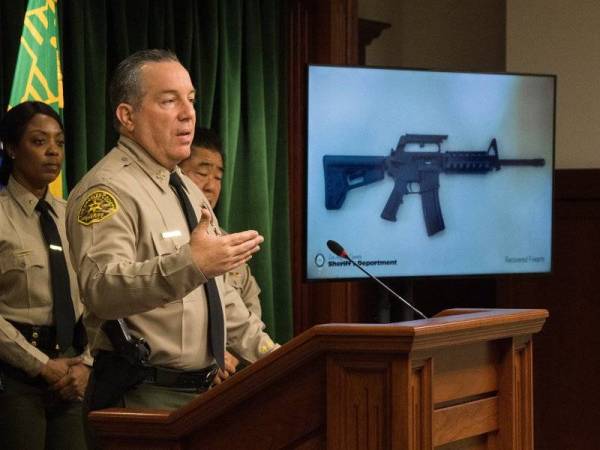 Villanueva menunjukkan gambar senjata yang dirampas dalam sidang akhbar di Los Angeles semalam. - Foto AFP