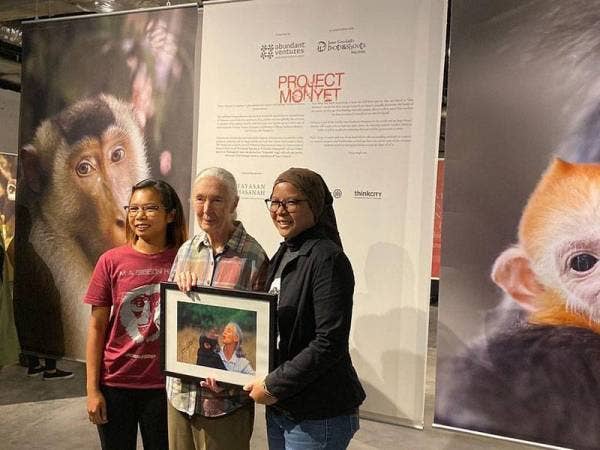 Mariani (kanan) sewaktu pameran foto Projek Monyet di Kuala Lumpur baru-baru ini. - Foto Ihsan Facebook GPSM
