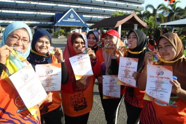 Peserta bersama sijil dan medal teruja berjaya menamatkan larian sejauh tiga kilometer hari ini.