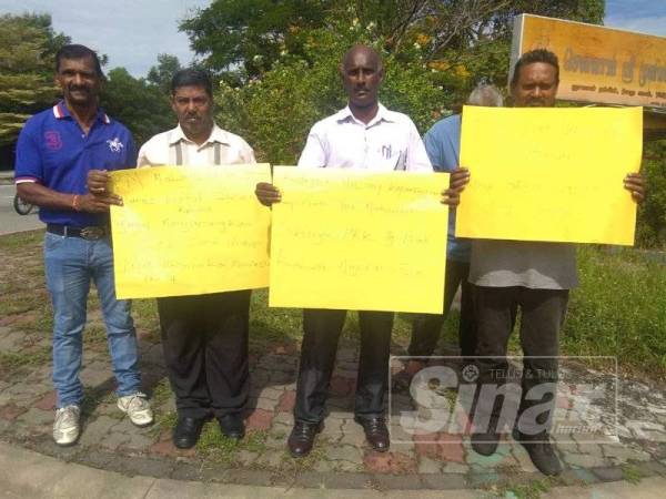 Kannis (dua dari kanan) bersama beberapa ahli aktivis membuat bantahan aman di Jalan Seremban - Tampin mendesak Dr Mahathir dan menteri Kabinet meletakkan jawatan pagi tadi.