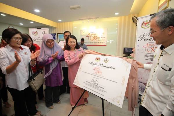 Hannah (tiga dari kiri) merasmikan Anjung Kasih Yayasan Kebajikan Negara (YKN) di Hospital Raja Permaisuri Bainun (HRPB) hari ini.